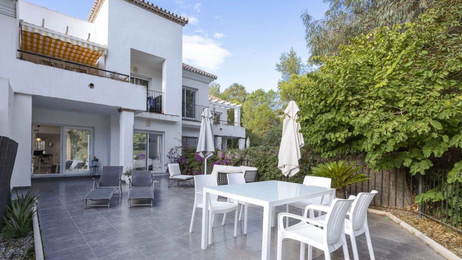 RE-MCS-016 | Modernes Apartment mit großer Terrasse und Poolblick