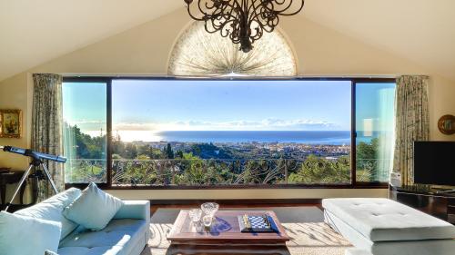 Wohnzimmer mit Panorama-Meerblick