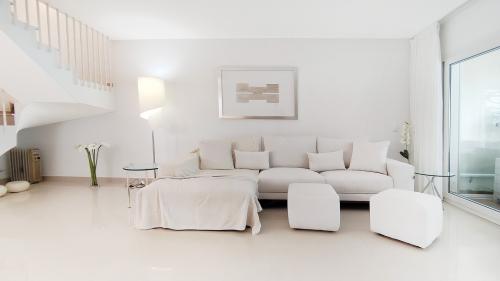 Sitzbereich im Wohnzimmer mit Treppe und Stehlampe