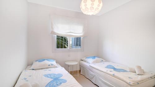 Badezimmer mit Waschtisch, Dusche und beheiztem Handtuchhalter