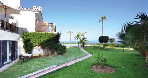 Gemeinschaftsgarten mit Pool und Meerblick