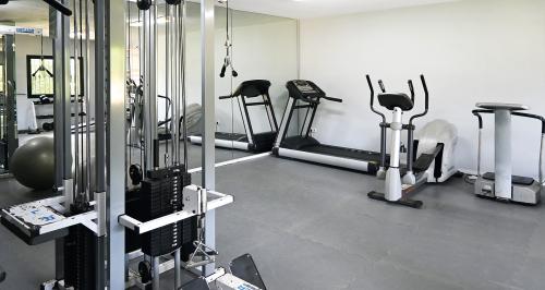Gemeinschafts-Fitnessraum mit Laufbändern, Crosstrainer und Kabelzug-Gerät