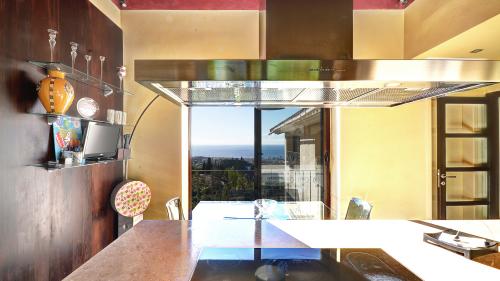 Küche mit Terrasse und Meerblick