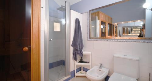 Eigenes Bad mit begehbarer Dusche und Blick zur Sauna