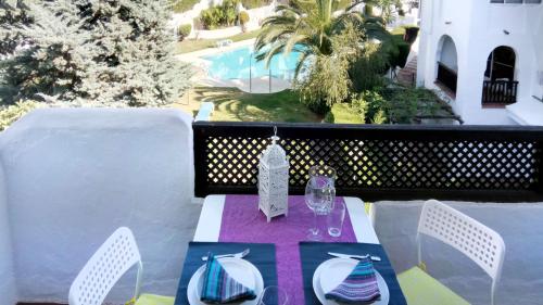 Terrasse mit Ausblick auf Pool