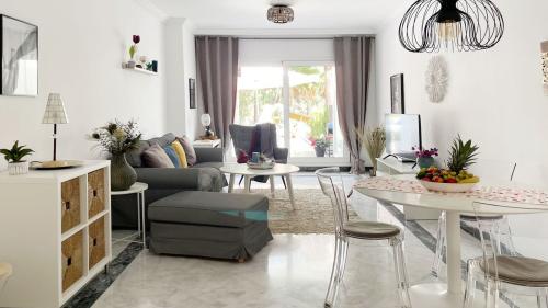 Offener Wohn- und Essbereich mit Sofa und Zugang zur Terrasse