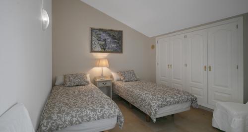 Zweibettzimmer mit zwei Einzelbetten und Einbauschrank