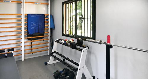 Gemeinschafts-Fitnessraum mit Hanteln und Sprossenwand