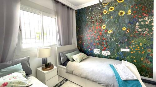 Zweites Schlafzimmer mit zwei Einzelbetten und Sonnenblumen-Wandbild