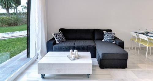 Wohnzimmer mit Schlafcouch und Gartenblick