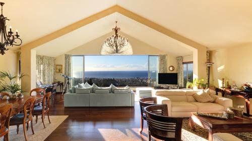 Wohn-Essbereich mit hoher Decke und Meerblick