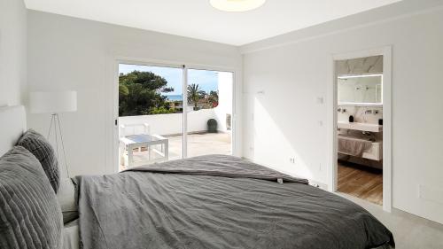Hauptschlafzimmer mit Terrasse mit Meerblick und eigenem Bad