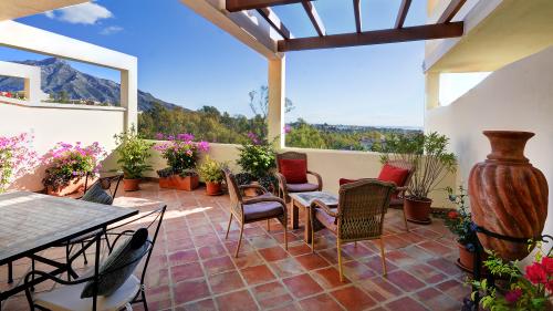 Terrasse mit Esstisch und Bergblick