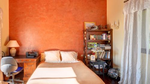 Zweites Schlafzimmer mit Schreibtisch und Bücherregal
