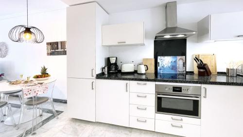 Voll ausgestattete Küche mit Backofen, Kochfeld und Kleingeräten