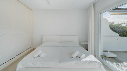 Schlafzimmertür mit Einbauschrank und gefalteten Handtüchern
