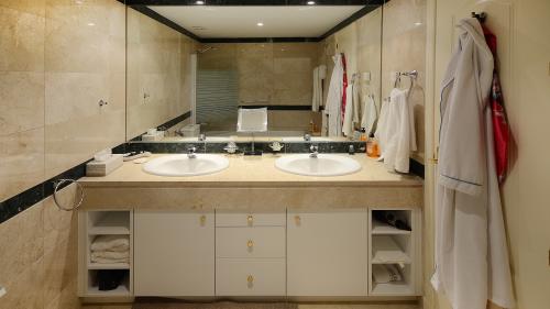 Hauptbadezimmer mit Doppelwaschbecken