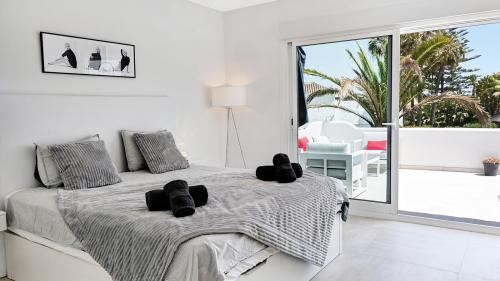 Schlafzimmer mit Terrassenzugang, Palmen und Meerblick