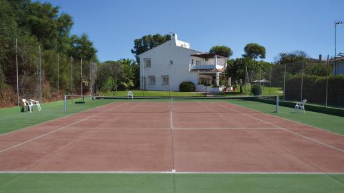 Privater Tennisplatz innerhalb der Wohnanlage