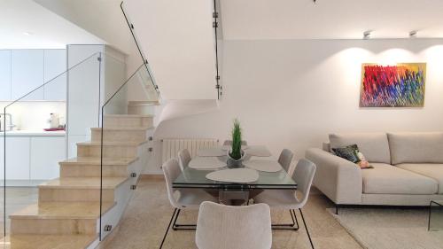Esstisch mit Küche und Treppe