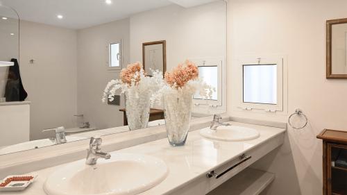 En-suite bathroom with double vanity