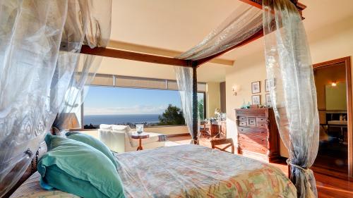 Hauptschlafzimmer mit Sitzbereich und Kommode