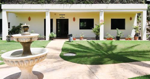 Gemeinschafts-Umkleide- und Fitnessgebäude mit Brunnen und Garten
