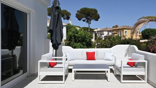 Schlafzimmer mit Terrassenzugang, führt zur Lounge-Sitzecke