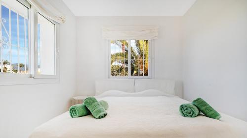 Badezimmer mit WC, Waschtisch und Spiegelschrank