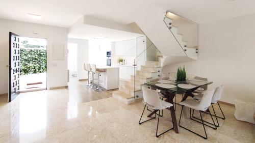 Eingangsbereich mit Essbereich, Küche und Treppe