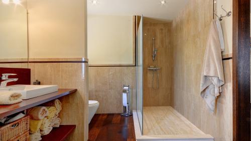 Badezimmer mit begehbarer Dusche