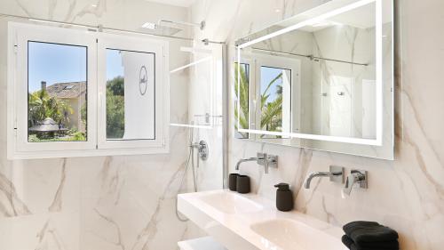 Badezimmer mit Doppelwaschbecken, Dusche und WC