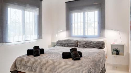 Zweibettzimmer mit verspieltem Kunstwerk