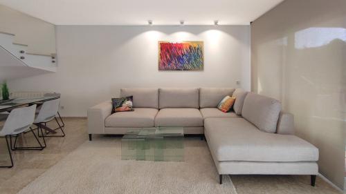 Wohnzimmersofa mit buntem Kunstwerk