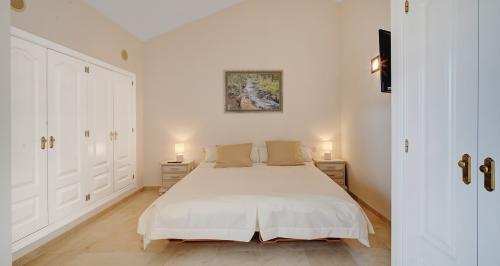 Hauptschlafzimmer mit Doppelbett und Einbauschränken