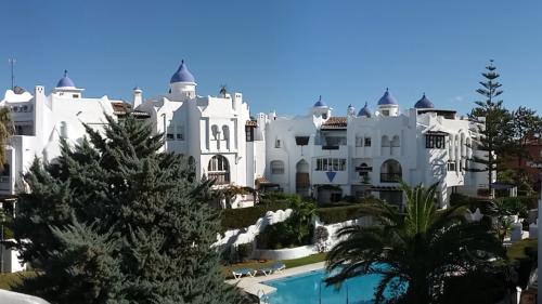 Ausblick von der Terrasse zum Pool