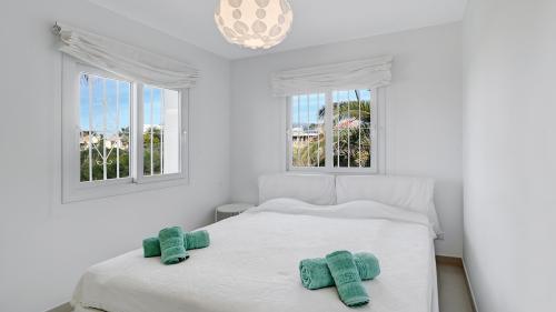 Zweibettzimmer mit sich gegenüberstehenden Betten und Schmetterlings-Bettwäsche