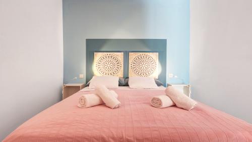 Schlafzimmer mit dekorativem Kopfteil, Frontansicht