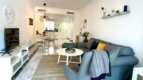 Wohn- und Essbereich mit Ecksofa, TV und Esstisch