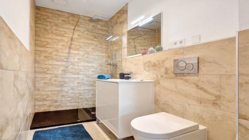 Badezimmer mit Dusche, Waschbecken und Toilette