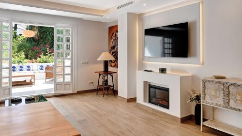 Fully equipped kitchen with breakfast bar and pendant lighting