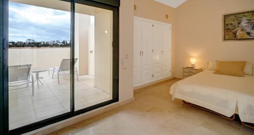Hauptschlafzimmer mit Terrassenzugang und Wand-TV