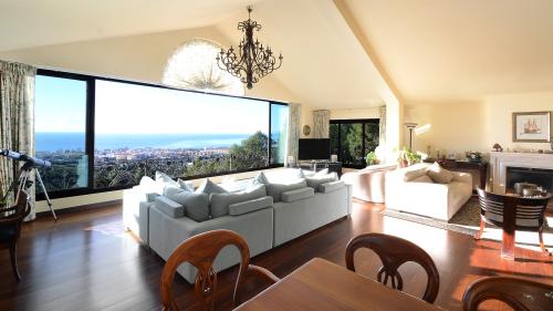 Sitzbereich im Wohnzimmer mit Kamin und Meerblick