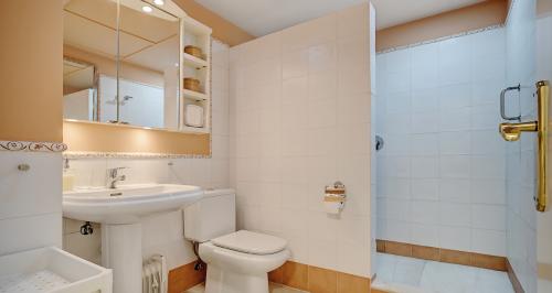Badezimmer mit begehbarer Dusche, WC und Waschbecken
