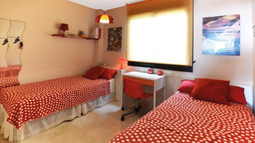 Twin room with desk