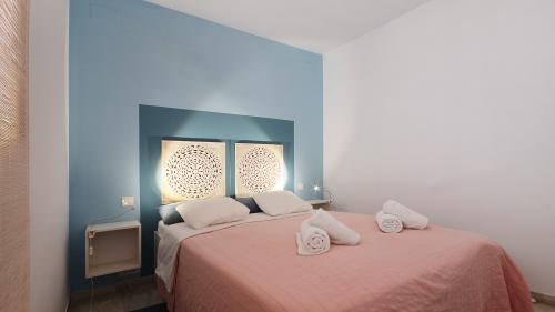 Schlafzimmer mit dekorativem Kopfteil und Handtüchern