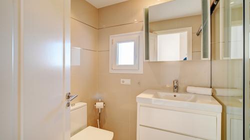 Badezimmer mit WC und Waschtisch