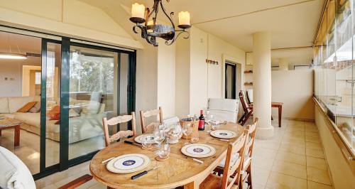 Terrassen-Essbereich mit Holztisch und Stühlen, mit Zugang zum Wohnzimmer