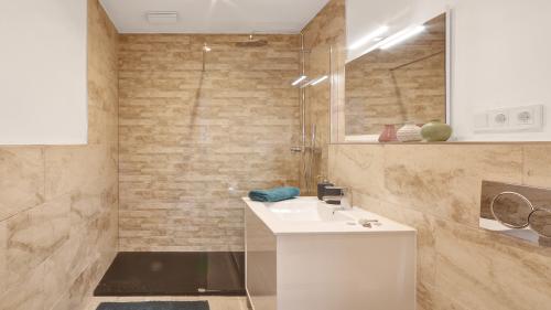 Badezimmer mit begehbarer Dusche und Waschtisch