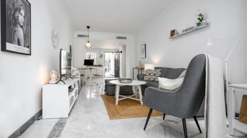 Living room with view towards the entrance hall